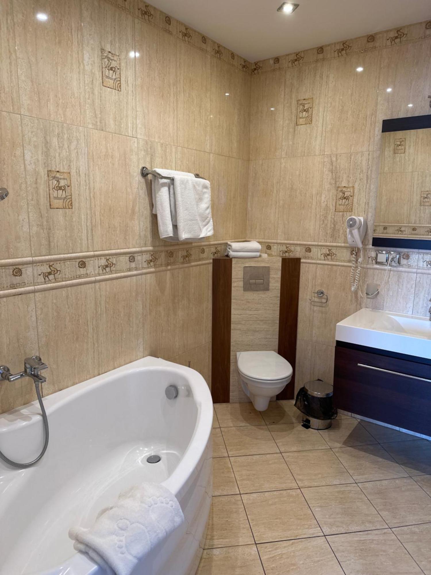 Diament I Brylant Hotel Rawicz Екстериор снимка