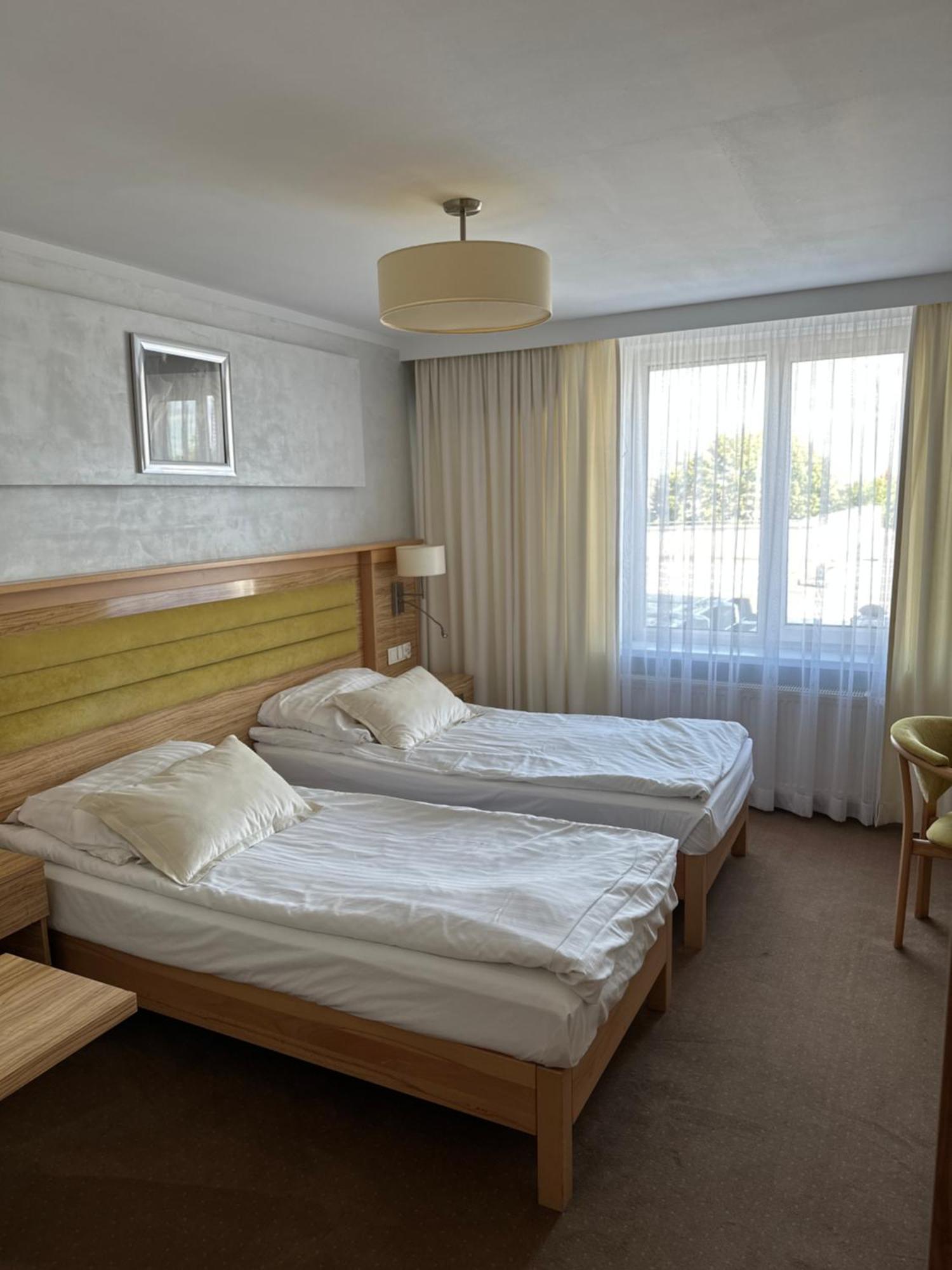 Diament I Brylant Hotel Rawicz Екстериор снимка