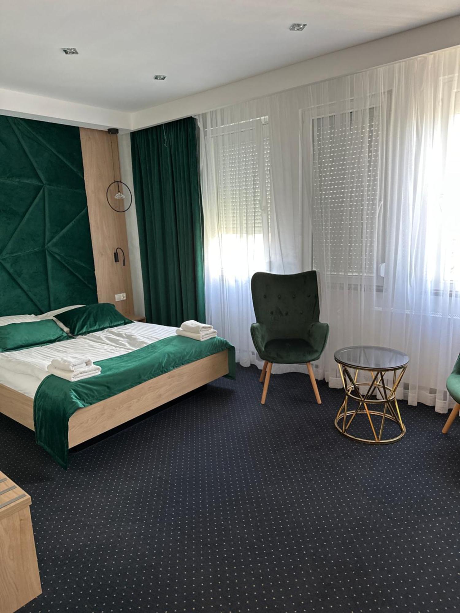 Diament I Brylant Hotel Rawicz Екстериор снимка